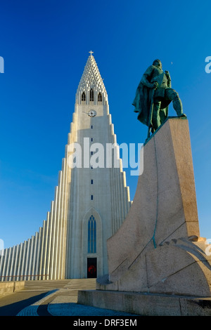 Islanda Reykjavik statua di Leifur Eriksson e Chiesa Hallgrimskirkja Foto Stock