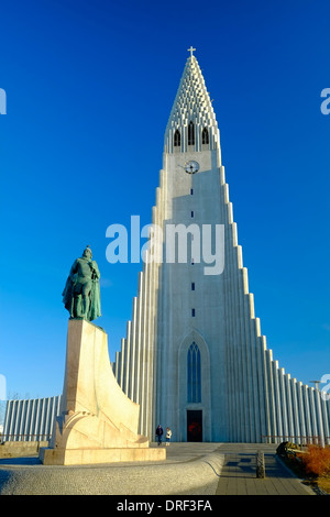 Islanda Reykjavik statua di Leifur Eriksson e Chiesa Hallgrimskirkja Foto Stock