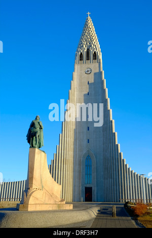 Islanda Reykjavik statua di Leifur Eriksson e Chiesa Hallgrimskirkja Foto Stock