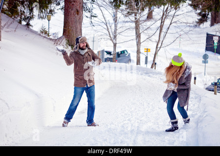 Paio di lotta con le palle di neve, Spitzingsee, Baviera, Germania Foto Stock