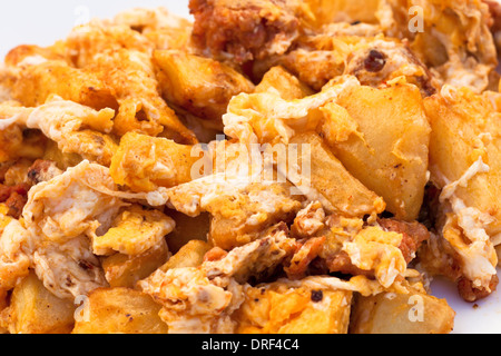 Close up di uova strapazzate con patate fritte. Foto Stock