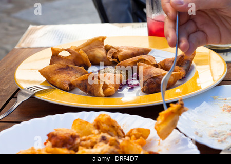 Dettaglio del mangiare tapas spagnole ristorante a Tarifa, Costa de la Luz, Cadice, Andalusia, Spagna. Foto Stock
