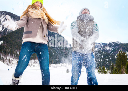 Paio di lotta con le palle di neve, Spitzingsee, Baviera, Germania Foto Stock