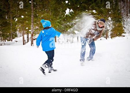 Padre e Figlio nel paesaggio innevato, Spitzingsee, Baviera, Germania Foto Stock