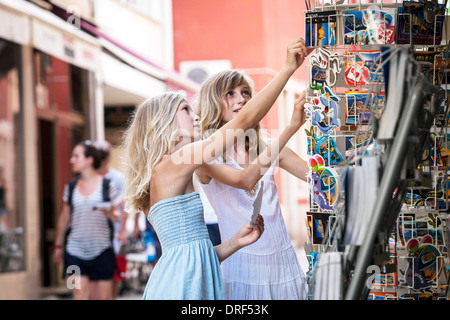 Due ragazze acquistare cartoline insieme, Zadar, Croazia Foto Stock