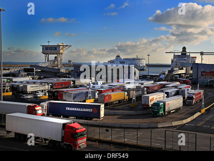 Una vista generale dei camion in coda e lo sbarco in Eastern Docks, Porto di Dover Ferry Terminal con un traghetto nel porto Foto Stock