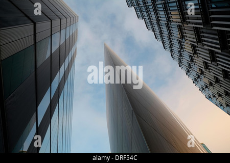 Moderno edificio contro il cielo blu, il quartiere finanziario di Londra Foto Stock