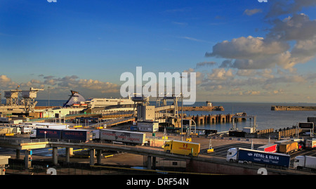 Una vista generale della Eastern Docks, Porto di Dover Ferry Terminal con un traghetto nel porto di autocarri e di coda e di sbarco Foto Stock