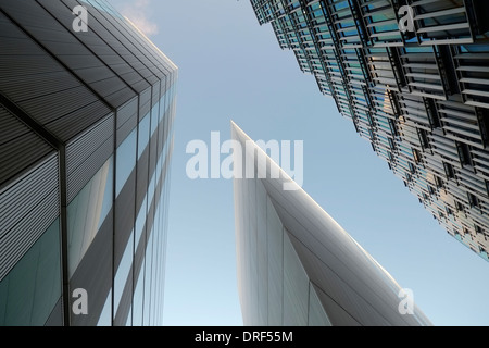 Moderno edificio contro il cielo blu, il quartiere finanziario di Londra