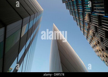 Moderno edificio contro il cielo blu, il quartiere finanziario di Londra Foto Stock