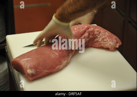 Il taglio di carne fresca per un originale Wiener Schnitzel, ristorante, Figlmüller, Vienna, Austria. Solo uso editoriale. Foto Stock