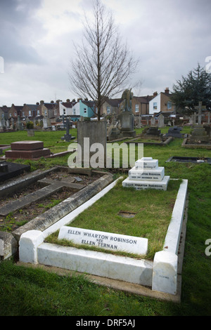 Graveside di Charles Dickens mistress Ellen "Nelly' Ternan, in Highland Road cimitero, Southsea, vicino a Portsmouth, Hampshire, Regno Unito Foto Stock