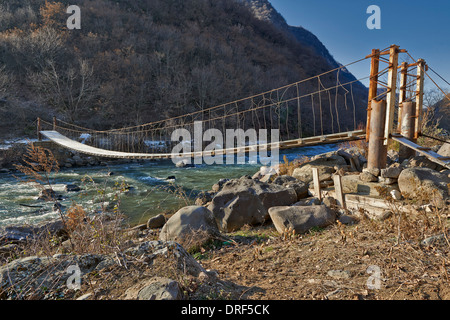 Il ponte della catena su fiume Rami al viaggio di esplorazione per Samshvilde, Kvemo Kartli, Georgia Foto Stock