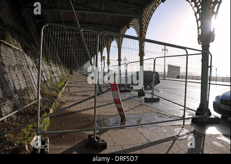 La terrazza di Madeira arcate che sono nella necessità di riparazione lungo Brighton Seafront e chiuso al pubblico Foto Stock