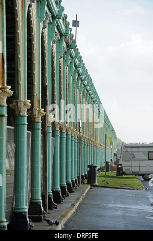 La terrazza di Madeira arcate che sono nella necessità di riparazione lungo Brighton Seafront e chiuso al pubblico Foto Stock