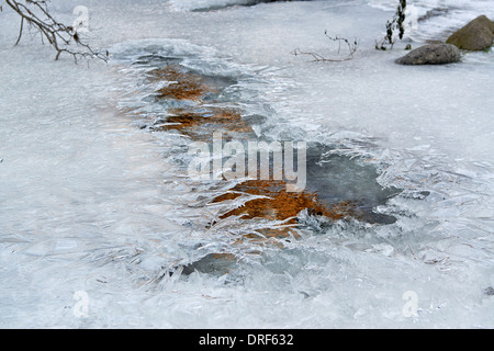 Frozen River in segreto foresta a Samshvilde, Kvemo Kartli, Georgia Foto Stock