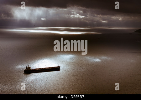 Scuri drammatici moody cielo e mare mediterraneo paesaggio con la nave che lascia il porto di Gibilterra. Foto Stock