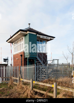 La casella segnale a Longbeck su The Darlington a Saltburn linea di ramificazione costantemente presidiata per un funzionamento sicuro del passaggio a livello Foto Stock