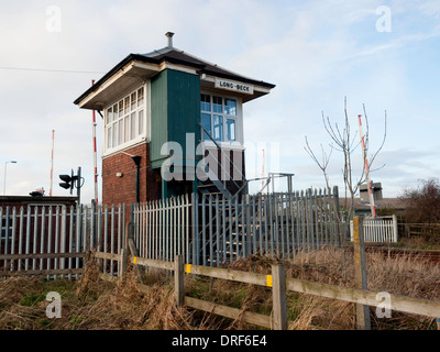 La casella segnale a Longbeck su The Darlington a Saltburn linea di ramificazione costantemente presidiata per un funzionamento sicuro del passaggio a livello Foto Stock