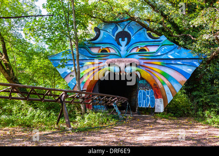 Rollercoaster e monster bocca entrata a tunnel in disuso abbandonati, parco divertimenti -, Spreepark Planterwald, Berlino, Germania Foto Stock
