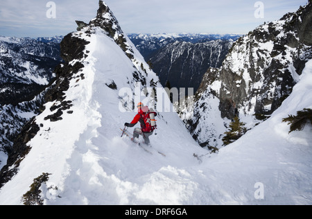 Picco Snoqualmie Washington stato USA. sciatore sullo slot pendio di neve sul picco Snoqualmie Foto Stock