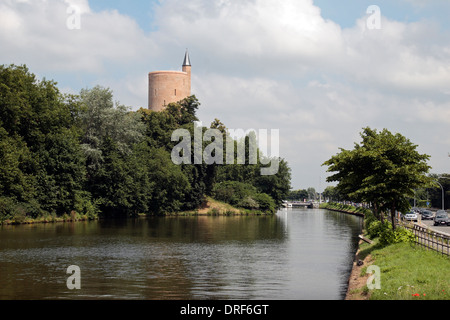 Parco Minnewater Torre della Polvere sul canale Bruges-Ghent, Bruges (Brugge), Fiandre Occidentali, Belgio. Foto Stock