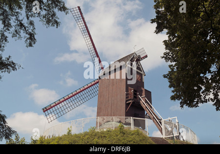 Il Bosterhoutmolen di Koeleweimolen, Kruisvest (ricostruito) mulino a vento nel centro storico di Bruges (Brugge), Fiandre Occidentali, Belgio. Foto Stock