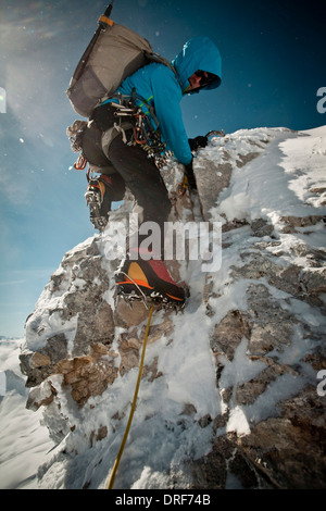 Alpinista arrampicata su ghiaccio, sulla fune, montagna Zugspitze, Baviera, Gerrmany Foto Stock