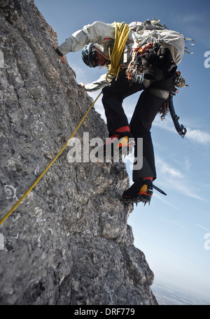 Alpinista arrampicata su roccia, sulla fune, Zugspitze, Baviera, Germania Foto Stock