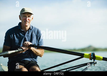 Colorado USA uomo di mezza età di canottaggio scull unica barca a remi Foto Stock