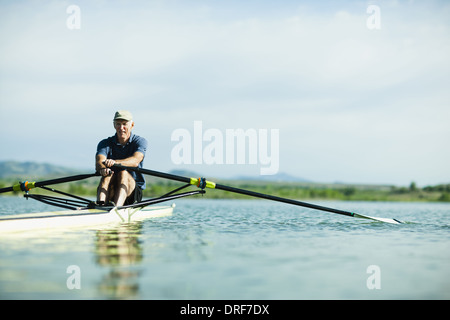 Colorado USA uomo di mezza età di canottaggio scull unica barca a remi Foto Stock