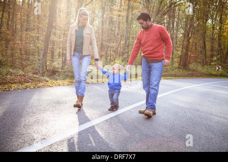 Famiglia con un bambino camminando per strada, osijek, Croazia Foto Stock