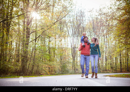 Famiglia con un bambino camminando per strada, osijek, Croazia Foto Stock