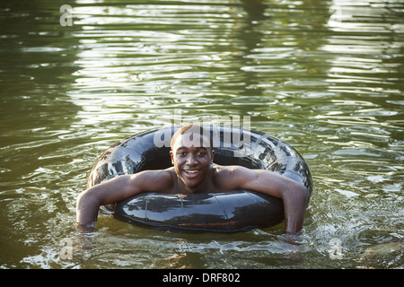 Maryland USA boy galleggiante in acqua utilizzando pneumatici di flottazione nuotare Foto Stock