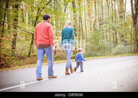 Genitori insieme con il figlio camminando per strada, osijek, Croazia Foto Stock
