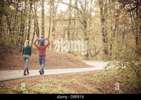 I genitori con figlio camminando per strada, osijek, Croazia Foto Stock