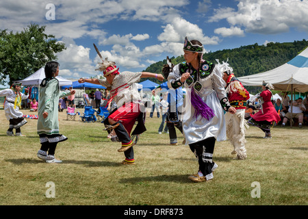 Balli tradizionali a Kanatsiohareke annuale Mohawk festival indiano, Fonda, New York, la contea de Montgomery Foto Stock