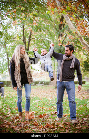 Famiglia con un bambino di ingannare intorno in un parco, osijek, Croazia Foto Stock