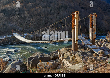 Il ponte della catena su fiume Rami al viaggio di esplorazione per Samshvilde, Kvemo Kartli, Georgia Foto Stock