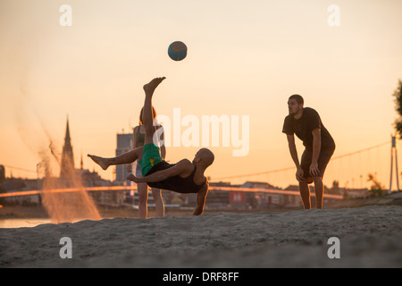 I giovani sulla spiaggia a giocare a calcio, Drava, osijek, Croazia Foto Stock