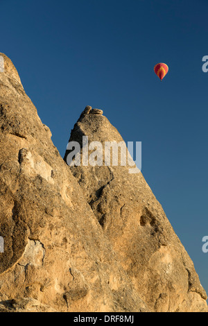 Camini di Fata e mongolfiera, vicino a Goreme, Cappadocia, Turchia Foto Stock