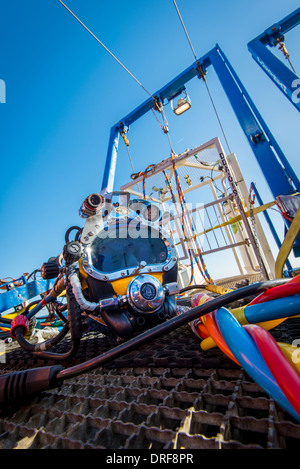 Diving commerciale casco su una slitta di immersioni. Foto Stock