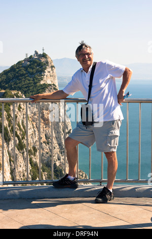 Ritratto di felice l'uomo anziano turista presso la Rocca di Gibilterra. Foto Stock
