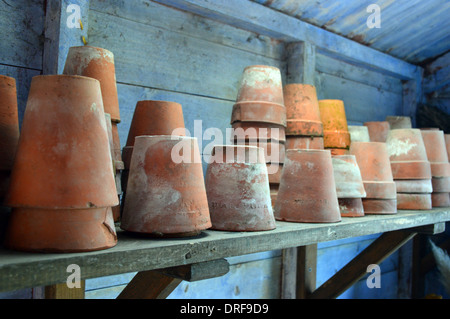 Cotto antico fioriere in The Potting Shed ripiano ad RHS Garden Harlow Carr, Harrogate, Yorkshire Foto Stock
