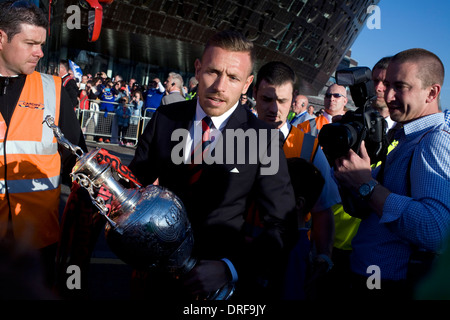 Cardiff, Galles, UK. Il 5 maggio 2013. Il calciatore Craig Bellamy con il Campionato trofeo. Foto Stock