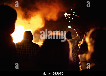 Stati Uniti d'America sagome delle persone intorno a grandi falò Foto Stock