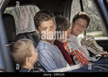 Utah USA quattro ragazzi seduti in auto o camion in fila Foto Stock