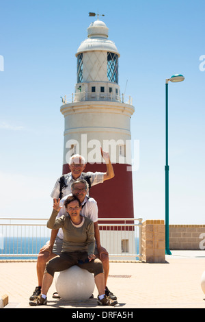 Gruppo di turisti felici e faro di Europa Point, Gibilterra, Regno Unito. Foto Stock