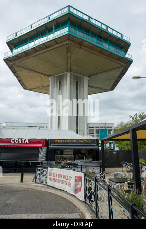 La torre di Pennine Forton Autostrada Area di Servizio caffè Costa Moto Il Grade ii Listed è un edificio & West Cornwall Pasty Co Foto Stock