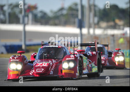 Daytona, STATI UNITI D'AMERICA. 23 gen 2014. Il Tudor Regno Sportcar Campionato Rolex 24 Ore di Daytona pratica che è stata formata di recente dal merge di Grand-Am serie e l'American Le Mans Series . #70 SPEEDSOURCE MAZDA MAZDA SYLVAIN TREMBLAY (USA) TOM LUNGO (USA) JAMES HINCHCLIFFE (USA) Credito: Azione Sport Plus/Alamy Live News Foto Stock